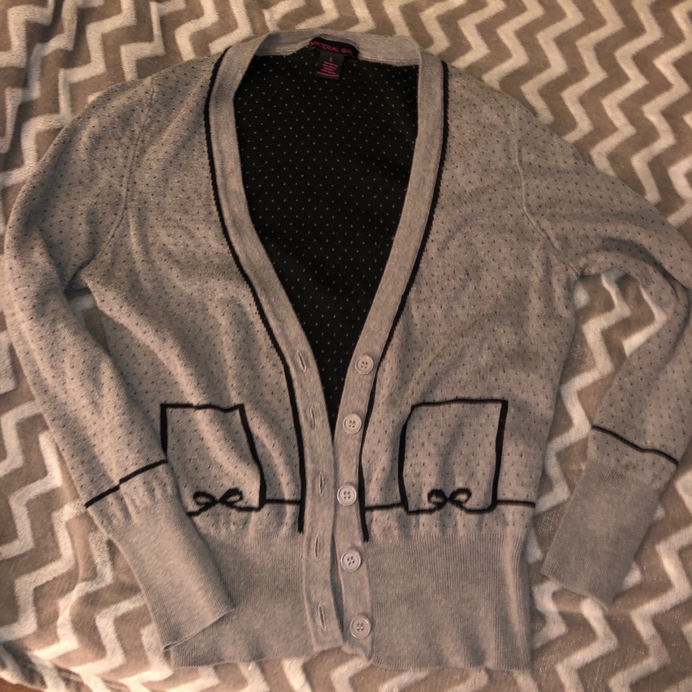 Cute cardigan with bow detail
